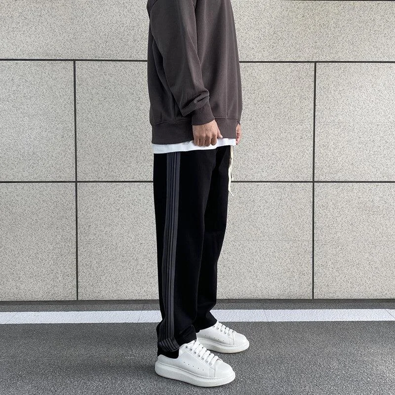 High - Waisted Women's Jogger Sweatpants in Black with Zip Pockets for a Stylish and Practical LookDrawstring Side Stripe Sweatpants