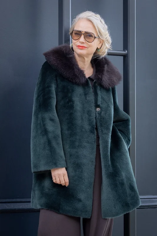 Women's knee - length wool blend coats with a fur collar for added warmthFreya Shearling Coat Women's knee - length wool blend coats with a fur collar for added warmthFreya Shearling Coat