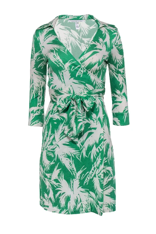 Empire Waist Women Dress to Accentuate the Bust and Conceal the Waist Empire Waist Women Dress to Accentuate the Bust and Conceal the Waist Diane von Furstenberg - Green & White Palm Print Quarter Sleeve Silk Wrap Dress Sz 4 Empire Waist Women Dress to Accentuate the Bust and Conceal the Waist Empire Waist Women Dress to Accentuate the Bust and Conceal the Waist Diane von Furstenberg - Green & White Palm Print Quarter Sleeve Silk Wrap Dress Sz 4