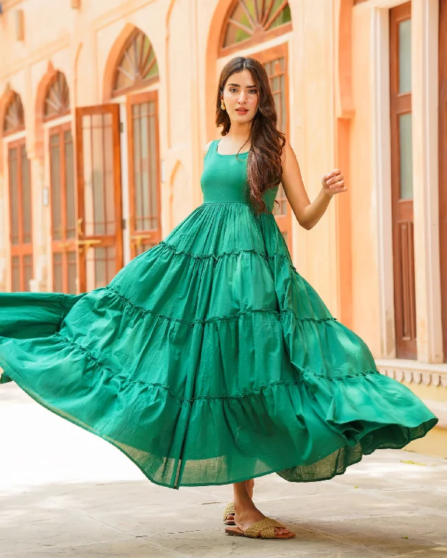 Empire Waist Women Dress to Accentuate the Bust and Conceal the Waist Empire Waist Women Dress to Accentuate the Bust and Conceal the Waist Emerald Green Tiered Maxi Dress