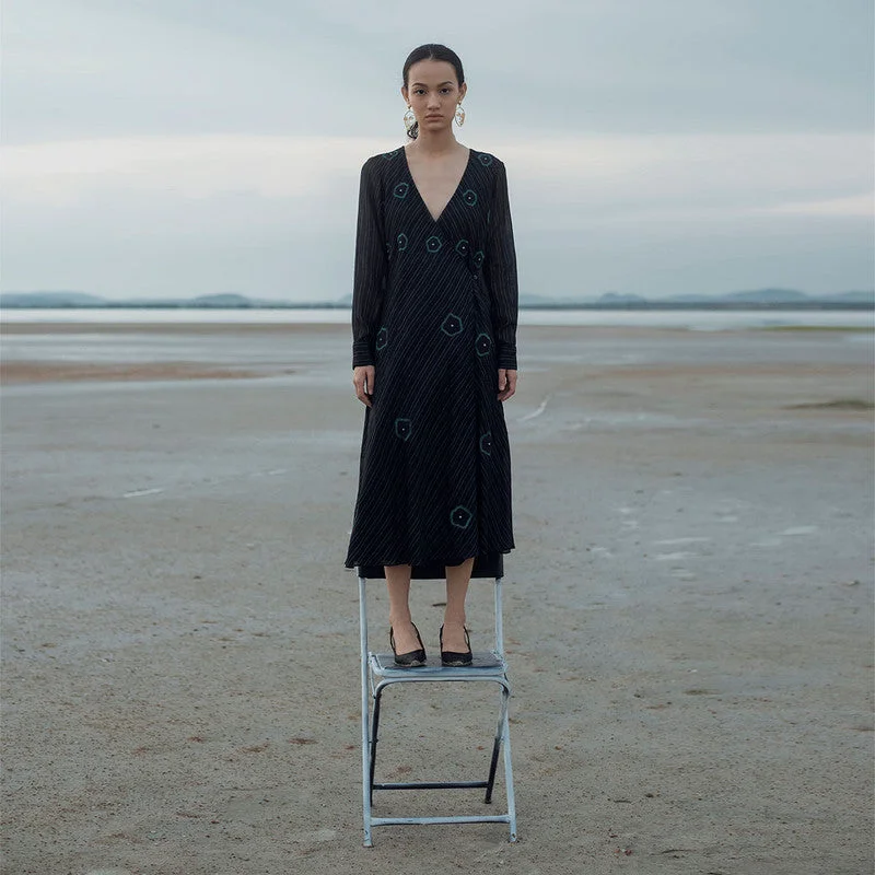 Long - Sleeve Women Dress in Velvet for a Luxurious Winter Look Long - Sleeve Women Dress in Velvet for a Luxurious Winter Look Handwoven Pure Silk Black Overlap Dress Long - Sleeve Women Dress in Velvet for a Luxurious Winter Look Long - Sleeve Women Dress in Velvet for a Luxurious Winter Look Handwoven Pure Silk Black Overlap Dress
