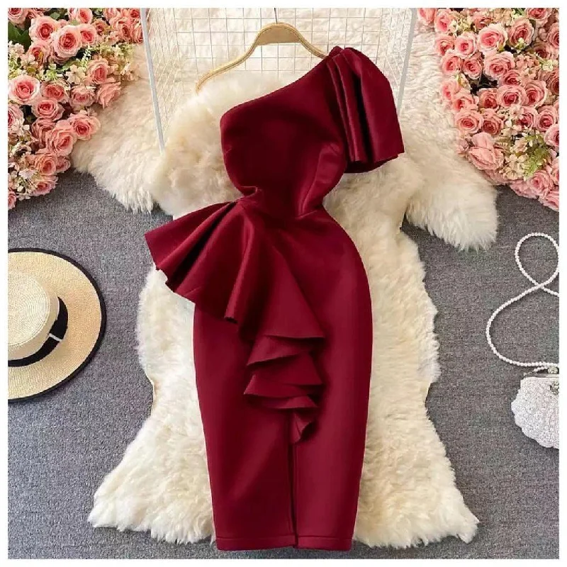 Empire Waist Women Dress to Accentuate the Bust and Conceal the Waist Empire Waist Women Dress to Accentuate the Bust and Conceal the Waist Lorenzo Statement dress