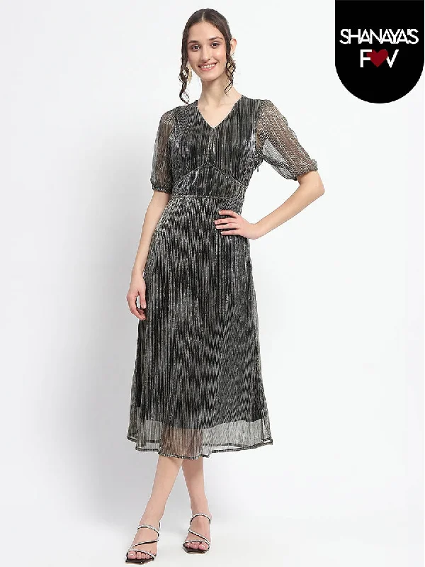 Pleated Women Dress with a Timeless and Elegant Texture Pleated Women Dress with a Timeless and Elegant Texture Madame Shimmery Corset Detailed Puff Sleeved Black Midi Dress