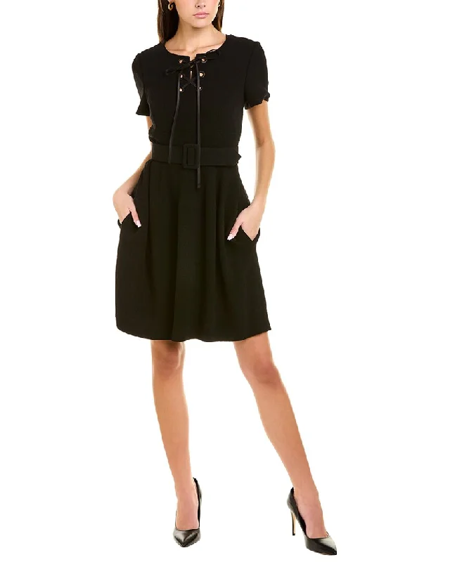 Empire Waist Women Dress to Accentuate the Bust and Conceal the Waist Empire Waist Women Dress to Accentuate the Bust and Conceal the Waist Oscar de la Renta Lace-Up Wool A-Line Dress